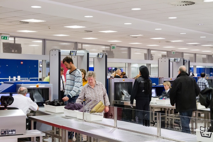 Can You Wear Jewelry Through Airport Security? - EFC