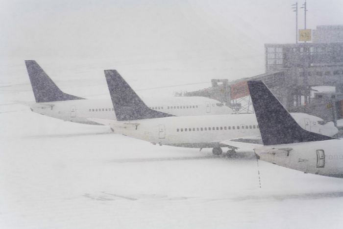 can planes fly in snow